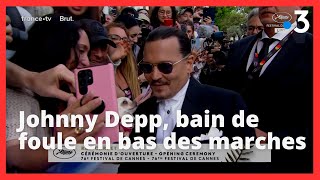#Cannes2023. Johnny Depp en bas des marches salue ses fans