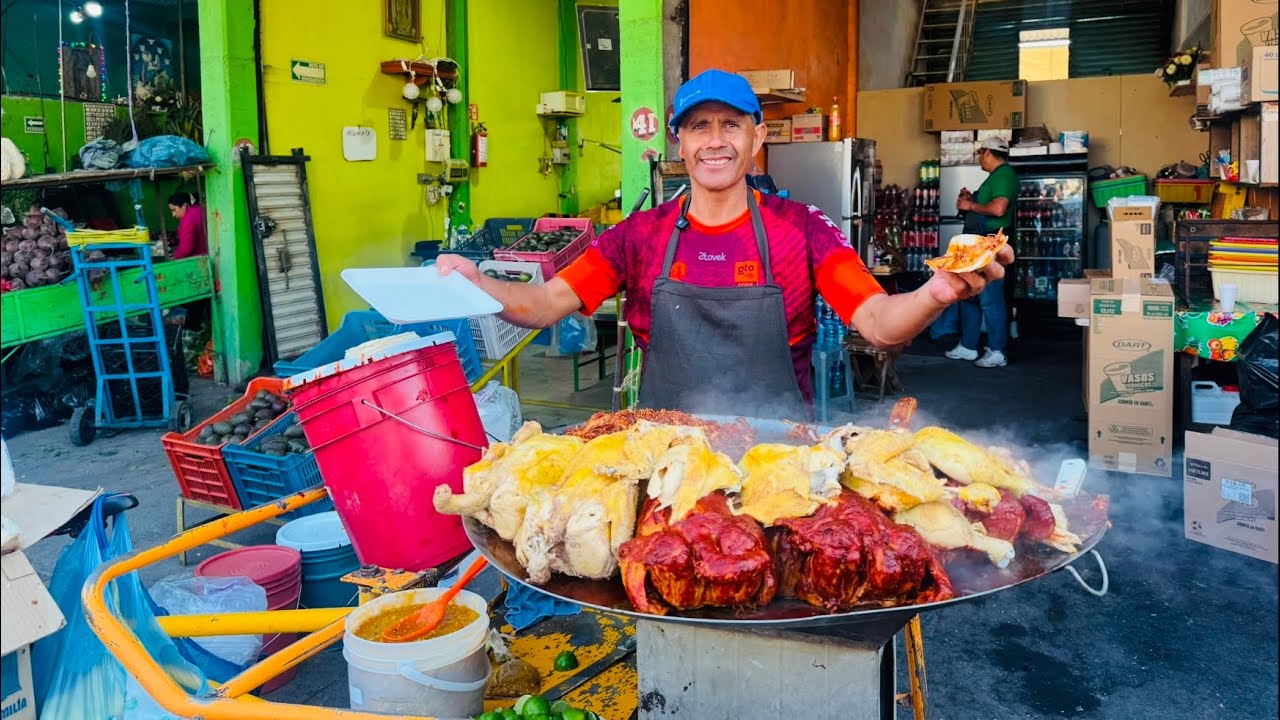 Así se prepara el pollo adobado exótico del chino de abastos.