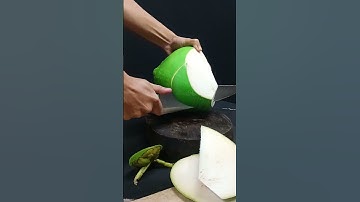 Peeling Green Coconuts: Enjoy the Refreshing Water #skills #vidioshort #satisfying #food #cooking