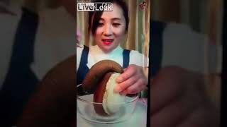 ミル貝　熱湯 / Pouring boiling water on mirugai clam