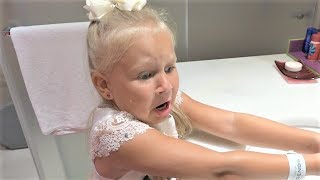 картинка: Алиса с мамой СЛОМАЛИ Зеркало в комнате ДЛЯ ПРИНЦЕССЫ или Princess room tour / Мими Лисса
