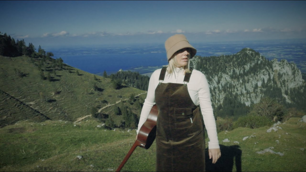 Claudia Koreck - September (official video) auf YouTube ansehen Claudia Koreck - September (official video) auf YouTube ansehen