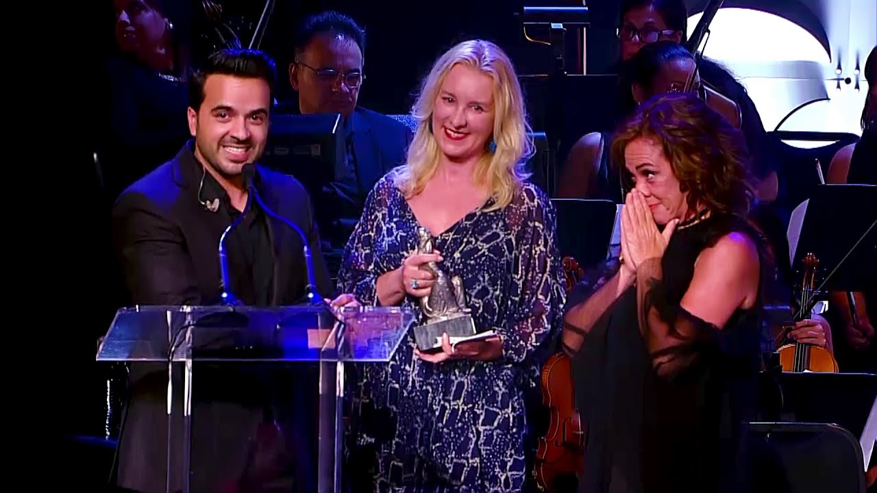 Guarda Claudia Brant Inductee LA MUSA AWARDS / Latin Songwriters Hall Of Fame 2016 su YouTube Guarda Claudia Brant Inductee LA MUSA AWARDS / Latin Songwriters Hall Of Fame 2016 su YouTube
