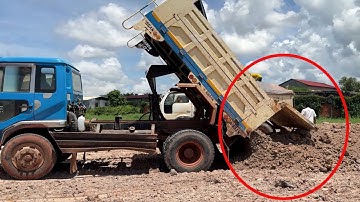 Please be careful driver ducmp truck Skills​ Driver​ Bulldozer SHANTUI DH17C3 Pushing Soil