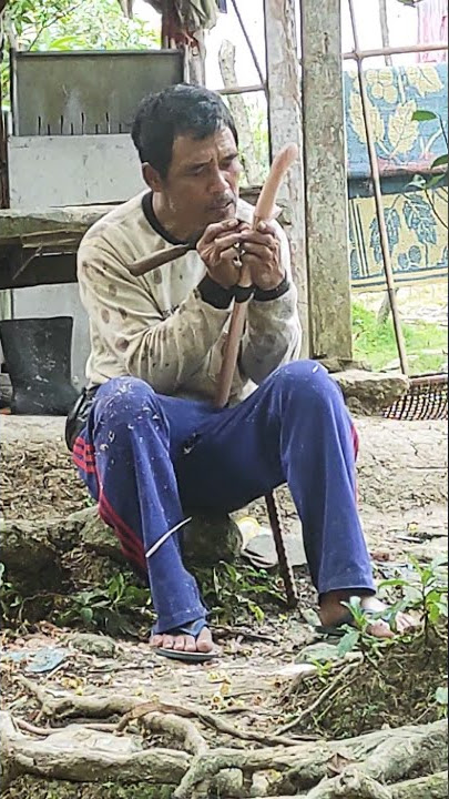Proses pembuatan gagang dan serangkah golok, secara manual.