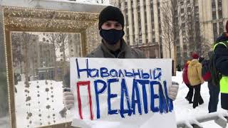 Один из митингующих вышел к сторонникам Навального с провокационным транспарантом. Ответ толпы