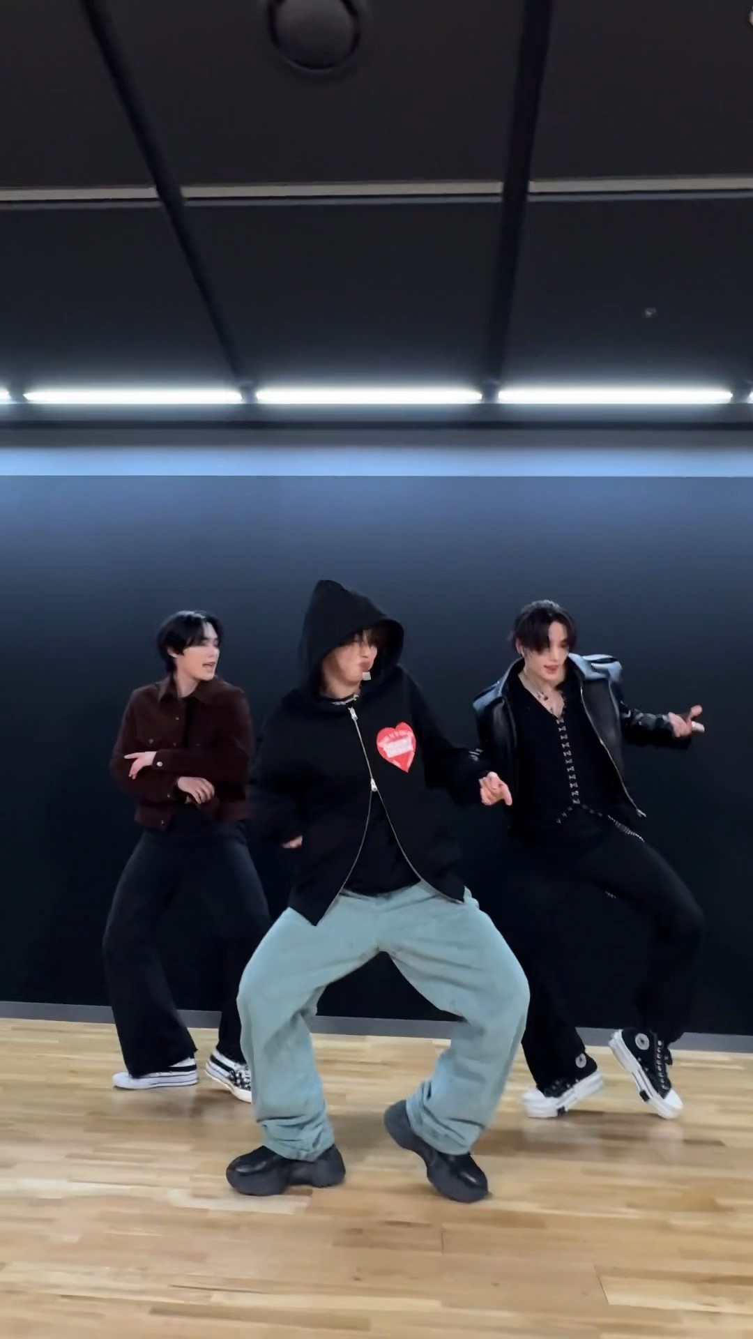 리노 \u0026 현진의 #WalkinOnWater Challenge ? w/ #아이키 #aiki 님!? #StrayKids #스트레이키즈 #리노 #LeeKnow #현진 #Hyunjin