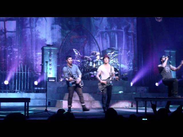 Avenged Sevenfold - Danger Line (Live, 02/13/2011) class=