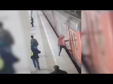 Поезд протащил пассажирку по перрону с зажатой в дверях ногой