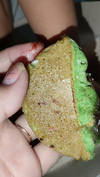 Kue pukis rasa pandan, Meses cokelat empuk enak warna hijau Rp 1.000 jajan Pasar 🥰 #shorts