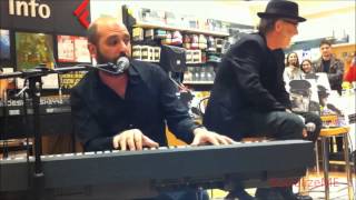 Video thumbnail of "Checco Zalone presenta De Gregori e i fan invadono la Feltrinelli - SocializeME"