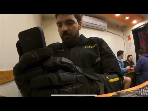 ابن سوريا يتعرض لمخالفة من الشرطة بسبب سرعة عالية في الموتور  