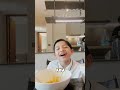 Arsya mukbang mie di Singapore