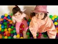 Emily &amp; Daniella Color Song with Balloons