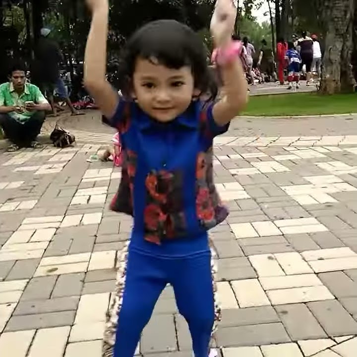 Anak kecil ikut senam