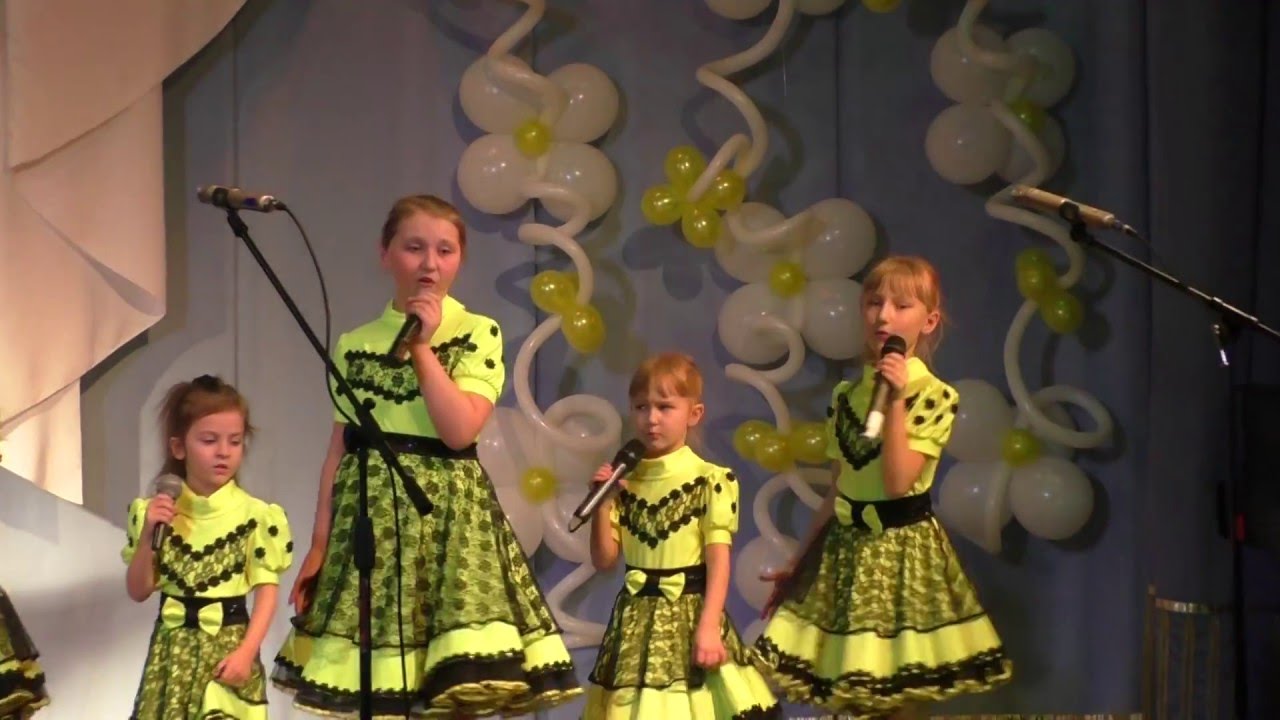 Ходит моя бабушка в фартуке слушать. Ходит моя бабушка в фартуке слушать. Моя бабушка в фартуке цветном. Ходит наша бабушка в фартуке цветном песня. Ходит моя бабушка в фартуке цветном.