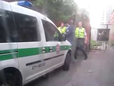 Video: Thompsonas Iškviečia Policiją