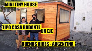 TINY HOUSE Mini Tipo Casa Rodante con Un Eje Revestimiento de Madera y Ventanas Grandes