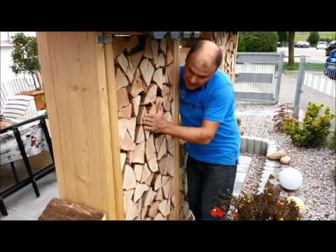 sichtschutz-aus-brennholz-für-eine-terrasse