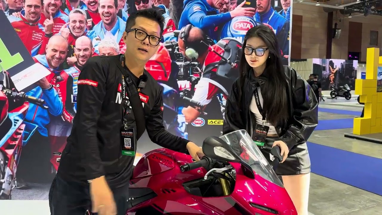 リール PHAM THI THANH NHAN Visiting the ZXMOTO booth: In the saddle of the 500RR, 500F, and