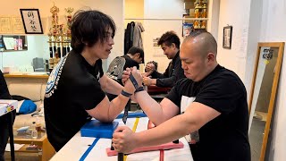 Arm Wrestling] The God of Hanging Hands vs. Kuwahara! Sekiya Juku