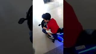 اصغر طفل يسوق موتوسيكل في المول 😂😹