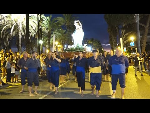 Els pescadors de Salou treuen la Verge en processó