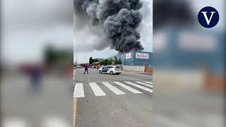 Incendio en una nave del polígono industrial El Pla de Sant Feliu de Llobregat