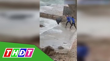 Nhân viên quán cà phê ném túi rác xuống biển Vũng Tàu | THDT