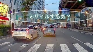 短気なプリウス乗りが行く手を阻まれて、無謀運転を始める！