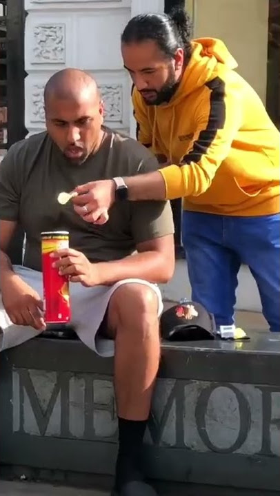 THE FLYING PRINGLE !🍟😱😂 w/ @dabigmaks @lucagallone #magic #foryou #lol #wow #viral #wizard #food