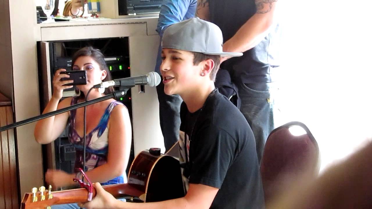 Austin Mahone singing Say Somethin'