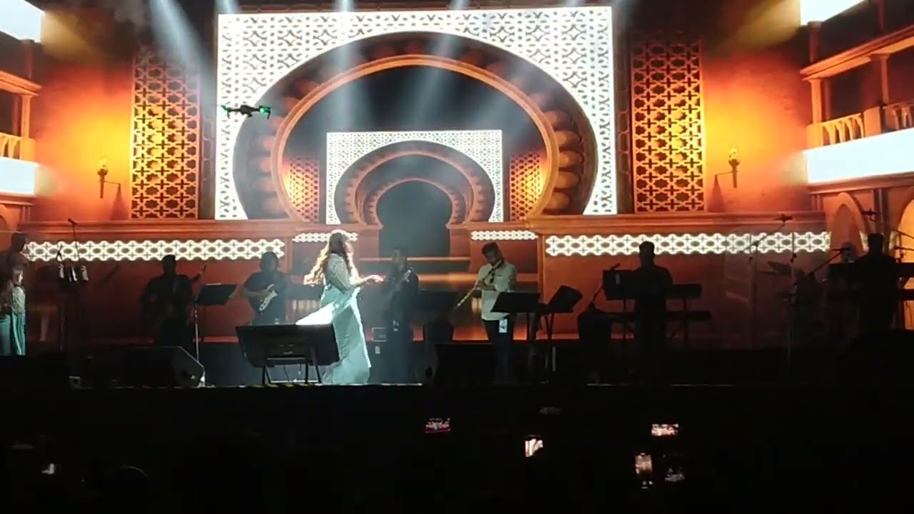 Shreya Ghoshal grand entry with Deewani mastani at Chennai live concert