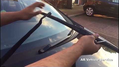 How to change wiper blade on a Toyota Auris