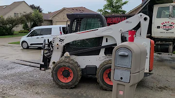 Jak široký je traktor Bobcat s770?
