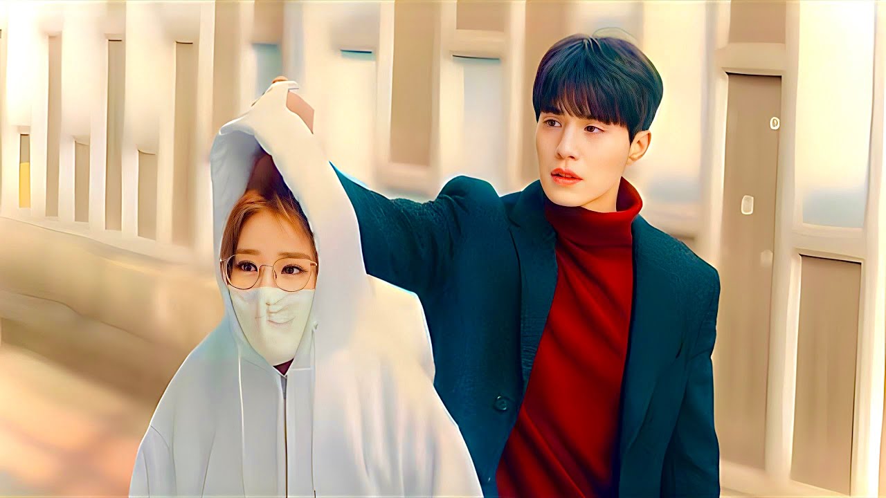 ممثلة مشهورة لكن بسبب تمثيلها الوحش بتشتغل عند محامى صعب جدا بس بيعذبها علشان تبقى محامية شاطرة زيه