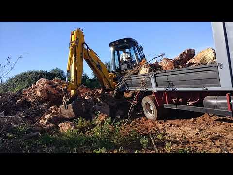 truck-loading-mercedes-benz-814-with-jcb-3cx