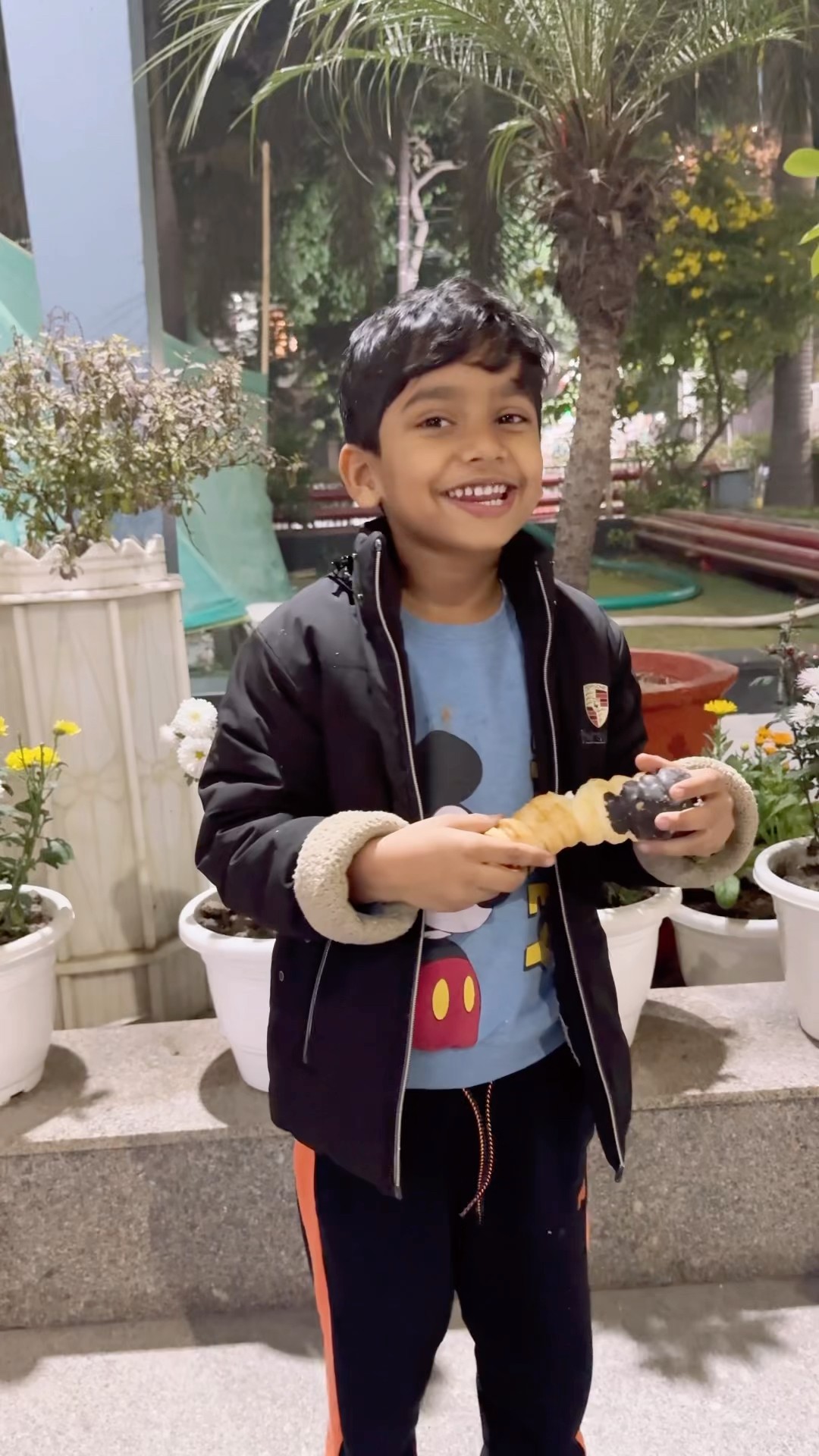 Anant ko mila cream roll ??