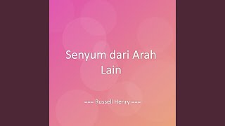 Senyum dari Arah Lain