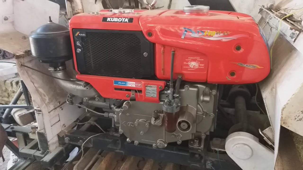 MESIN PANEN PADI. COMBINE HARVESTER. MENGHIDUPKAN MESIN DIESEL KUBOTA 14 HP