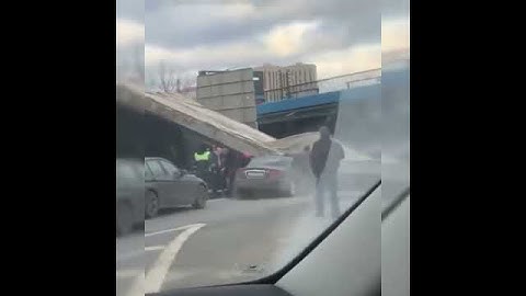 #москва# Момент обрушения бетонной балки на Рублёво-Успенском шоссе в Москве попал на видео.