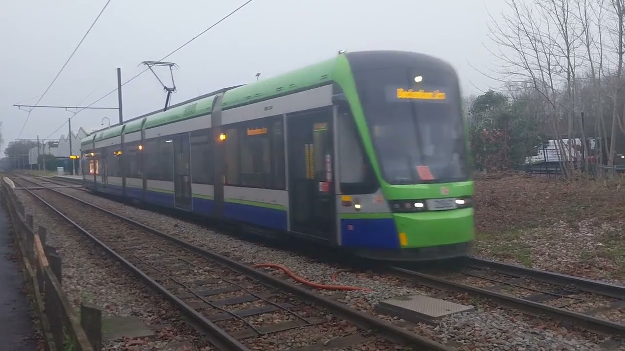 Tramlink 🚊 2562 Departing From Beddington Lane Tram Stop The 27th of December 2024