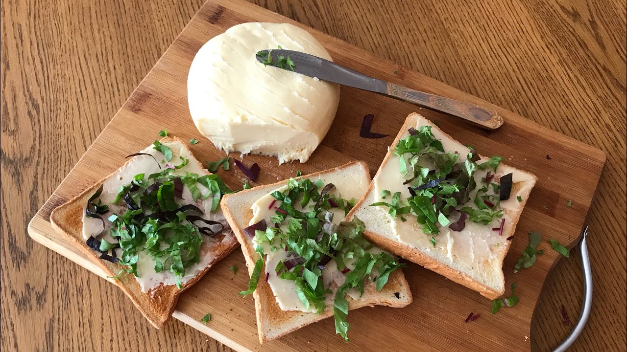 Старое сливочное масло. Бутерброды с зеленью. Бутерброд с маслом. Сыр с зеленью. Бутерброд с маслом и сыром.
