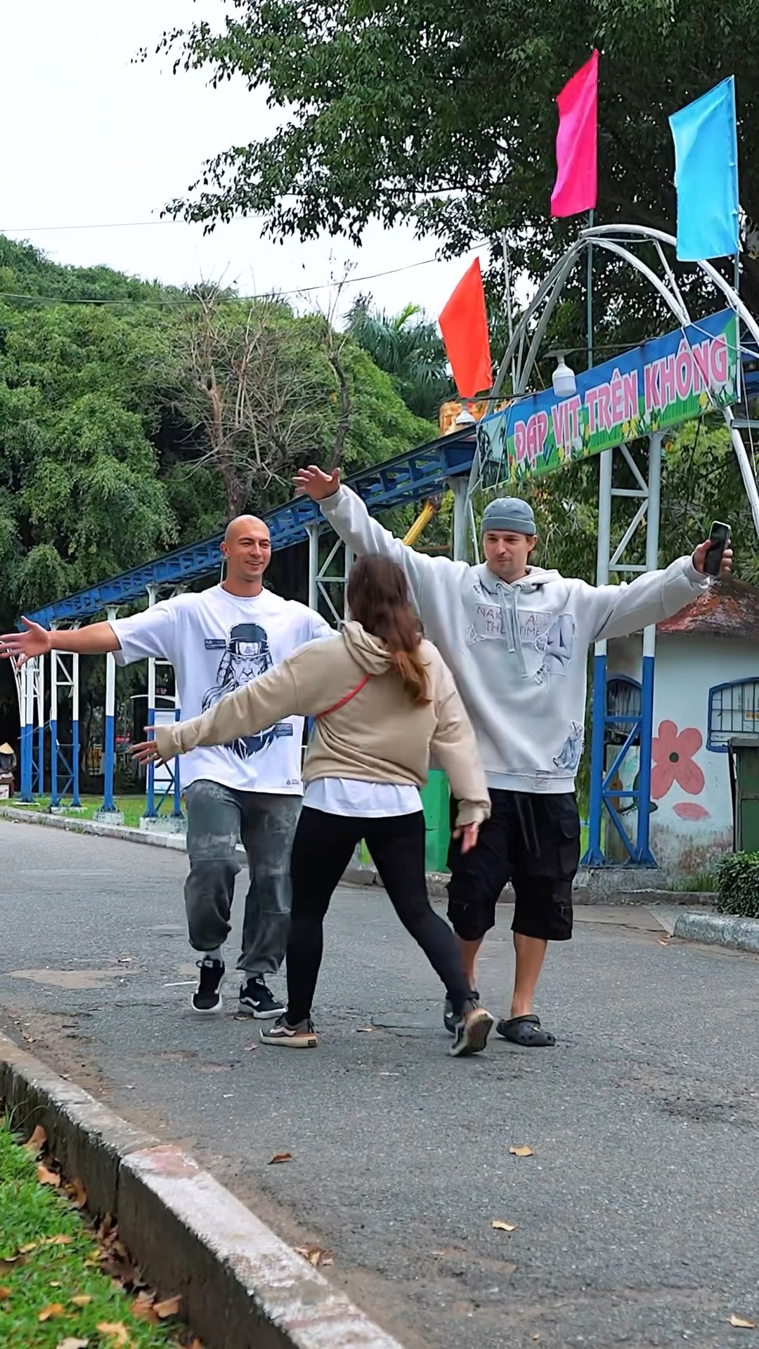 Hugging Prank: Hilarious Reaction?? #kiryakolesnikov #funny #prank #comedy