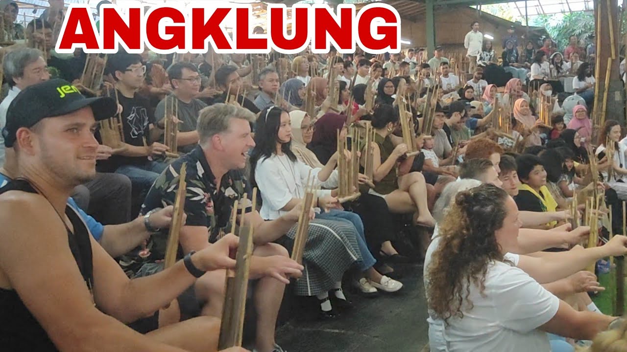 VIRAL! BULE PERTAMA KALI MAIN ANGKLUNG UDJO! LANGSUNG BISA?