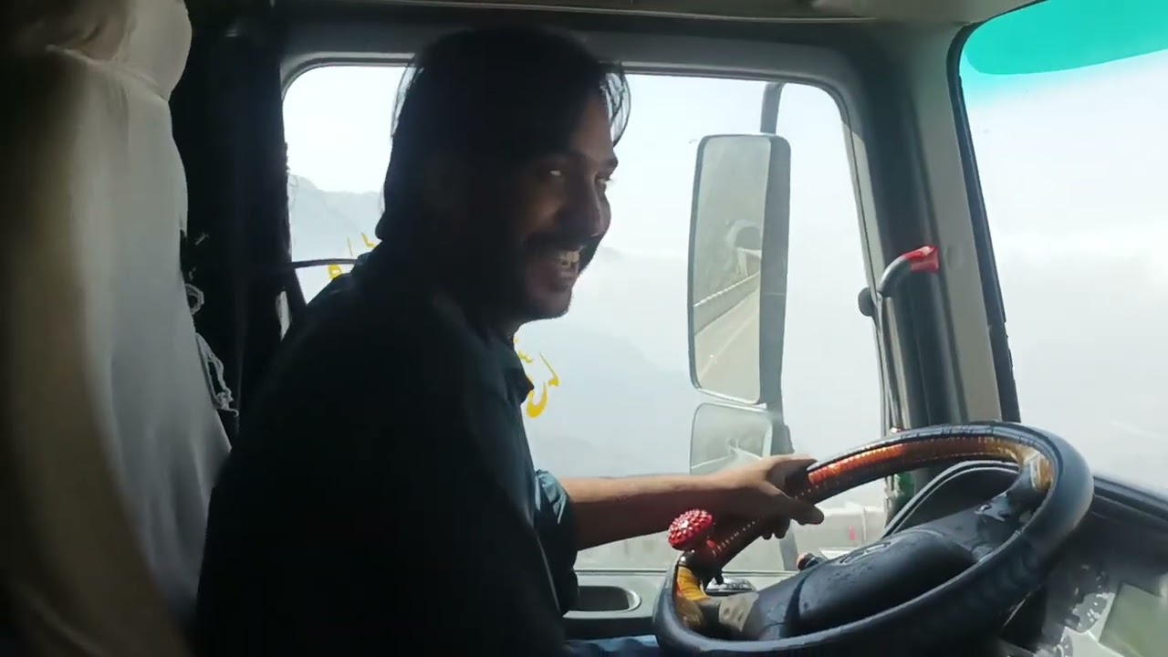 خطرناک پہاڑ سخت موڑ خوبصورت نظارے بادلوں سے گزر کے جانا سعودی عرب کے شہر الباحہ میں۔ چینل سبسکرائب۔