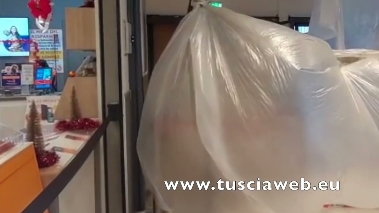 Viterbo - Sfondano le vetrine con la macchina e rubano in gioielleria