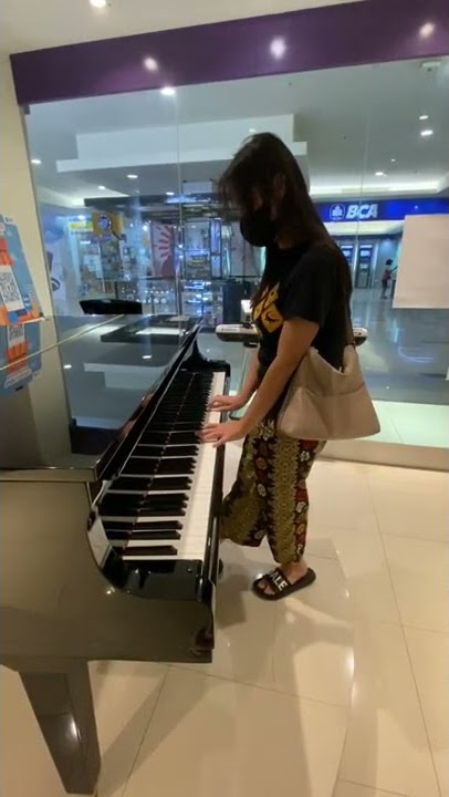 Main piano cewek malu-malu