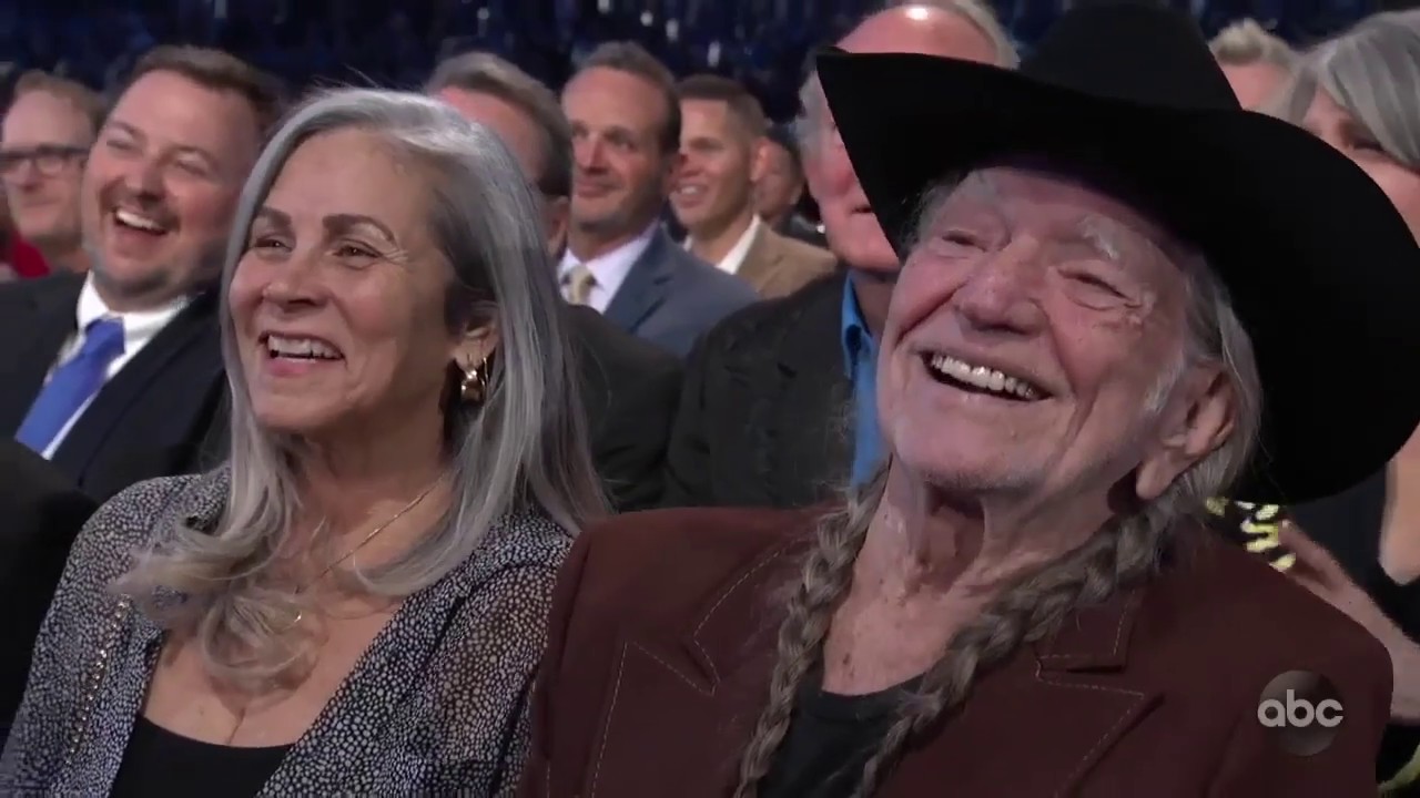 Carrie Underwood & Dolly Parton shout out Willie's Reserve