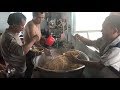 工地大锅饭：农民工为省钱不舍得吃穿，一个塑料盆当碗用了几年！